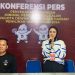Influencer Gorontalo, Ana Supriyana Abdul Hamid (kanan) memberikan keterangan pers usai menyerahkan dukungan minimal pemilih di KPU Provinsi Gorontalo, Kamis (29/12/2022) (muhajir/gopos)