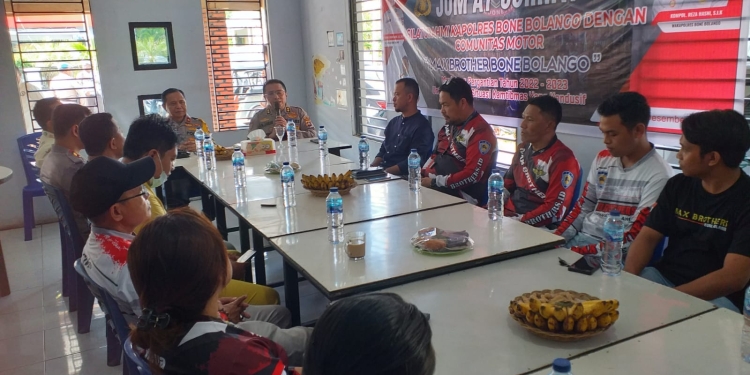 Wakapolda Gorontalo, Brigjen Pol Pudji Prasetijanto didampingi Plt Kapolres Bone Bolango, AKBP Abdoel Harris Jakin serta pejabat utama Polda Gorontalo dan Polres Bone Bolango saat menjemput aspirasi Komunitas Motor Max Brother pada kegiatan Jumat Curhat, Jumat (30/12/2022). (Foto Indra/Gopos)