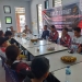 Wakapolda Gorontalo, Brigjen Pol Pudji Prasetijanto didampingi Plt Kapolres Bone Bolango, AKBP Abdoel Harris Jakin serta pejabat utama Polda Gorontalo dan Polres Bone Bolango saat menjemput aspirasi Komunitas Motor Max Brother pada kegiatan Jumat Curhat, Jumat (30/12/2022). (Foto Indra/Gopos)