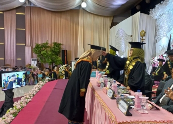 Rektor UBM Gorontalo Dr. Titin Dunggio, mengukuhkan wisudawan/wisudawati UBM dan PPs Unbita Gorontalo dalam rapat senat terbuka wisuda UBM dan PPs Unbita Gorontalo, Kamis (29/12/2022). (gopos)