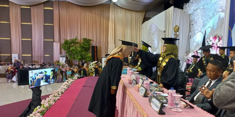 Rektor UBM Gorontalo Dr. Titin Dunggio, mengukuhkan wisudawan/wisudawati UBM dan PPs Unbita Gorontalo dalam rapat senat terbuka wisuda UBM dan PPs Unbita Gorontalo, Kamis (29/12/2022). (gopos)