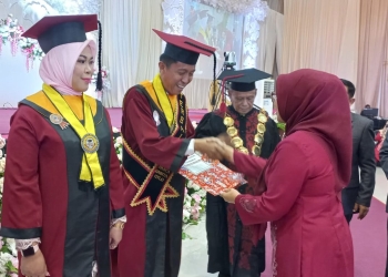 Rektor Unbita Gorontalo, Dr. Ellys Rachman menyematkan penghargaan serta menyerahkan ijazah kelulusan Program Magister PPs Unbita Gorontalo.