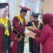 Rektor Unbita Gorontalo, Dr. Ellys Rachman menyematkan penghargaan serta menyerahkan ijazah kelulusan Program Magister PPs Unbita Gorontalo.