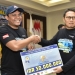 Penjagub Hamka saat menyerahkan uang tunai secara simbolis kepada pemenang lomba Gorontalo Underwater Photography Competition seri-1 tahun 2022, kategori camera compact yang diraih oleh peserta asal Manado. (Foto – Fikri)