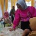 Ketua Dekranasda Provinsi Gorontalo saat menilai sulaman karawo para peserta bimtek peningkatan kreativitas dan daya saing sulaman karawo Gorontalo tahun 2022, Jumat (2/12/2022) bertempat di Aula Rujab Wakil Gubernur. (Foto – Fadly)