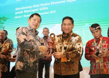 Penjabat Sekdaprov Gorontalo Sukri Botutihe saat menerima penghargaan SDGs Action Awards 2022 dari Kepala Bappenas Suharso Monoarfa di Hotel The Sultan Jakarta, Kamis (1/12/2022). Foto – Zakir BPG