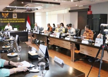Penjabat Sekdaprov Gorontalo saat mengikuti rapat di Kementerian Koordinator Kemaritiman dan Investasi, Gedung BPPT, Jalan MH. Thamrin, Kebun Sirih Jakarta Pusat, Jumat (2/12/2022), bersama Koordinator Kemaritiman dan Investasi Luhut Binsar Panjaitan. (Foto – Zakir)