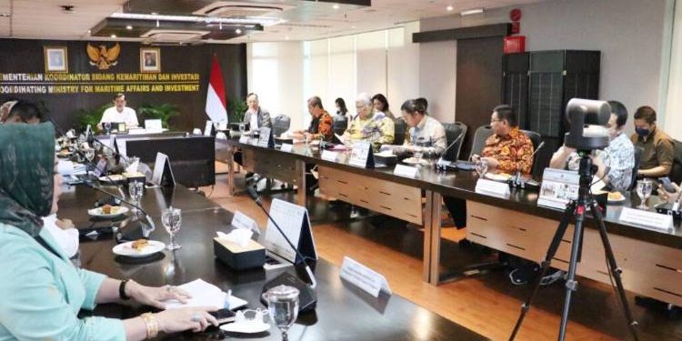 Penjabat Sekdaprov Gorontalo saat mengikuti rapat di Kementerian Koordinator Kemaritiman dan Investasi, Gedung BPPT, Jalan MH. Thamrin, Kebun Sirih Jakarta Pusat, Jumat (2/12/2022), bersama Koordinator Kemaritiman dan Investasi Luhut Binsar Panjaitan. (Foto – Zakir)