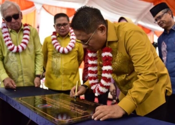 Penjagub Hamka Hendra Noer saay menandatangani prasasti peresmian Bank BPR Prisma Dana yang telah hadir di Provinsi Gorontalo berlokasi di Jl. MT Haryono, Kelurahan Biawao, Kota Selatan, Kota Gorontalo, Sabtu (3/12/2022). Foto – Fikri