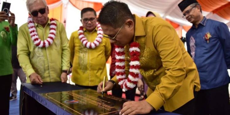 Penjagub Hamka Hendra Noer saay menandatangani prasasti peresmian Bank BPR Prisma Dana yang telah hadir di Provinsi Gorontalo berlokasi di Jl. MT Haryono, Kelurahan Biawao, Kota Selatan, Kota Gorontalo, Sabtu (3/12/2022). Foto – Fikri