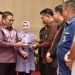Penjagub Hamka Hendra Noer saat menyerahkan piagam penghargaan kepada pegawai dan organisasi perangkat daerah (OPD) yang terbaik dalam hal Laporan Harta Kekayaan Pejabat Negara (LHKPN). Penghargaan diberikan pada puncak peringatan Hari Antikorupsi Sedunia tahun 2022 yang dilaksanakan oleh Inspektorat Provinsi Gorontalo dan berlangsung di Grand Palace Convention Center, Kota Gorontalo, Kamis (8/12/2022). (Foto – Fikri)