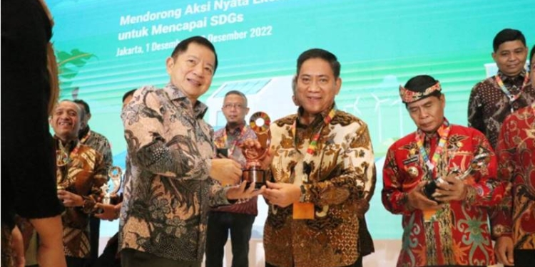 Penjabat Sekdaprov Gorontalo Sukri Botutihe saat menerima penghargaan SDGs Action Awards 2022 dari Kepala Bappenas Suharso Monoarfa di Hotel The Sultan Jakarta, Kamis (1/12/2022). Foto – Zakir BPG