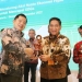 Penjabat Sekdaprov Gorontalo Sukri Botutihe saat menerima penghargaan SDGs Action Awards 2022 dari Kepala Bappenas Suharso Monoarfa di Hotel The Sultan Jakarta, Kamis (1/12/2022). Foto – Zakir BPG
