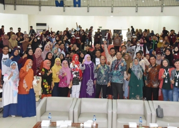Ratusan mahasiswa UNG ikut pada kuliah umum ministerial lecture yang menghadirkan Sekretaris Jenderal Kementerian Ketenagakerjaan Republik Indonesia Prof. Anwar Sanusi, Ph.D. (istimewa)