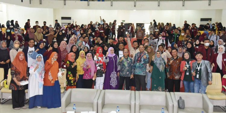 Ratusan mahasiswa UNG ikut pada kuliah umum ministerial lecture yang menghadirkan Sekretaris Jenderal Kementerian Ketenagakerjaan Republik Indonesia Prof. Anwar Sanusi, Ph.D. (istimewa)