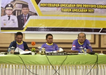 Penjagub Hamka didampingi Pejabat Sekdaprov Gorontalo Syukri Botutihe dan Asisten II Sultan Rusdi saat memimpin rapat bersama pimpinan OPD. (Dok. hms/pemprov)
