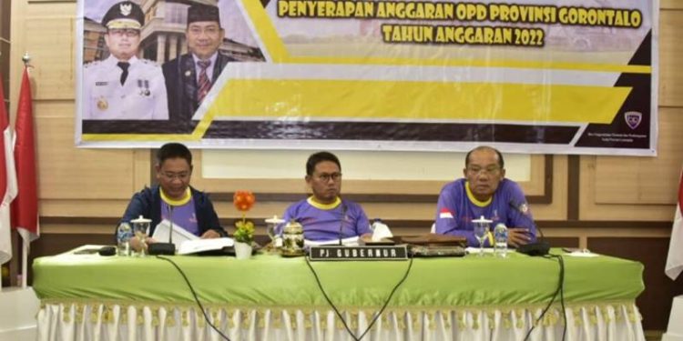 Penjagub Hamka didampingi Pejabat Sekdaprov Gorontalo Syukri Botutihe dan Asisten II Sultan Rusdi saat memimpin rapat bersama pimpinan OPD. (Dok. hms/pemprov)