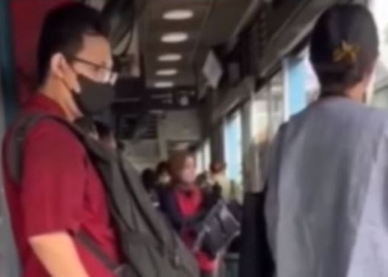 Seorang Pria Ketahuan Rekam Bokong Wanita di Halte Busway, Aksinya Viral di Medsos