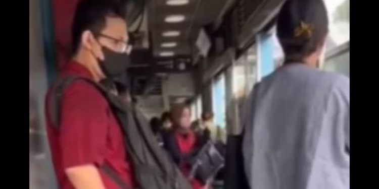 Seorang Pria Ketahuan Rekam Bokong Wanita Di Halte Busway Aksinya
