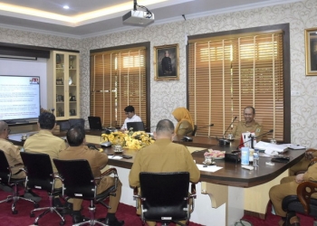 Wali Kota Gorontalo, Marten Taha saat mengikuti Rakor Pencabutan Pemberlakuan PPKM yang dipimpin Wamendagri RI, Senin (2/1/2023). (Foto: Humas)
