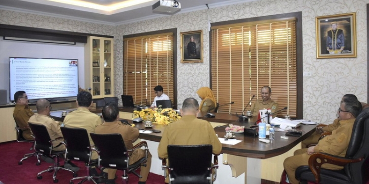 Wali Kota Gorontalo, Marten Taha saat mengikuti Rakor Pencabutan Pemberlakuan PPKM yang dipimpin Wamendagri RI, Senin (2/1/2023). (Foto: Humas)