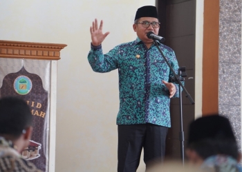 Marten Taha saat Sholat Jumat Bersama yang dirangkaikan dengan Pembukaan Tadarus Alquran di Lingkungan Diknas Kota Gtlo di Masjid Ar Rahmah, Molosipat U, Sipatana, Kota Gorontalo, Jumat (6/1/2023). (Foto: Humas)