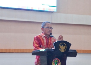Sekertaris Daerah Kota Gorontalo, Ismail Madjid saat memberikan sambutan di kegiatan penutupan rangkaian kegiatan Hari Amal Bhakti ke 77 Kemenag RI Tingkat Provinsi Gorontalo, Jumat (6/1/2023). (Foto: Humas)