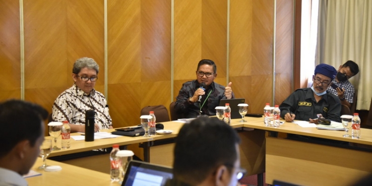 Wali Kota Gorontalo, Marten Taha dinobatkan menjadi pembicara di kegiatan Simposium Nasional Majelis Pembangunan Daerah memperkuat otonomi daerah menuju Indonesia sejahtera tahun 2045, Selasa (10/1/2023). (Foto: Humas)