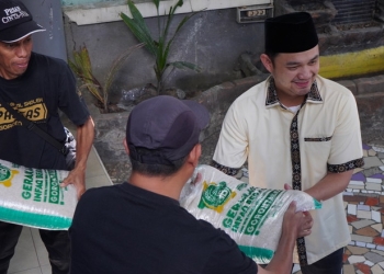 Wakil Wali Kota Gorontalo, Ryan Kono ikut mendistribusikan Infaq Beras melalui Distributsi Gerakan Infaq Beras (GIB), Sabtu (14/1/2023). (Foto: Humas)
