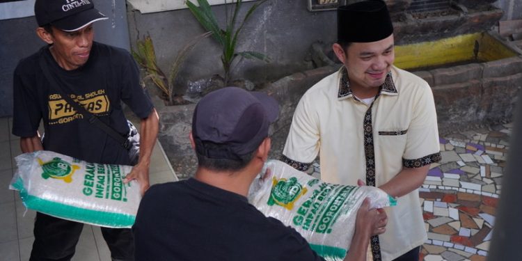 Wakil Wali Kota Gorontalo, Ryan Kono ikut mendistribusikan Infaq Beras melalui Distributsi Gerakan Infaq Beras (GIB), Sabtu (14/1/2023). (Foto: Humas)