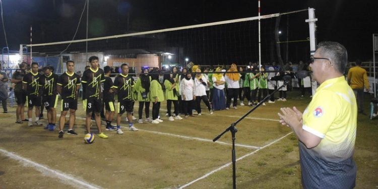 Wali Kota Gorontalo, Marten Taha saat memberikan sambutan di kegiatan Pembukaan Pertandingan Volly Ball Karang Taruna Cup Huyula, Sabtu malam (14/1/2023). (Foto: Humas)