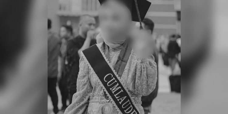 MI, lulusan terbaik di Universitas Negeri Gorontalo (UNG).