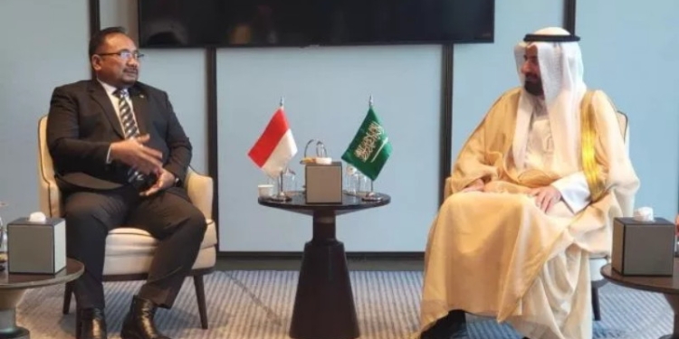 Menteri Agama Yaqut Cholil Qoumas dan Menteri Haji dan Umrah Arab Saudi Tawfiq F Al Rabiah menandatangani kesepakatan penyelenggaraan haji 1444 H/2023 M [Dok. Kemenag]