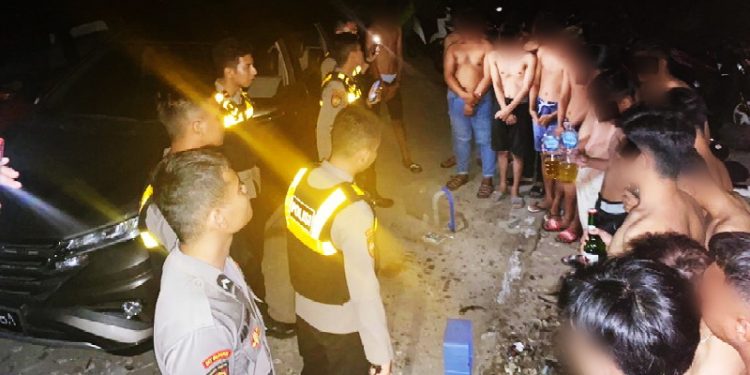 Samapta Polda Gorontalo Bubarkan Kerumunan Remaja Yang Pesta Miras di Pinggir Jalan.
