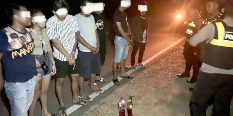 Samapta Kepolisian Daerah (Polda) Gorontalo berhasil membubarkan sejumlah remaja yang kedapatan sedang pesta Minuman Keras (Miras) di pinggir jalan, Kamis malam (5/1/2023).