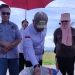 Penjagub Hamka didampingi Kadis Pertanian dan Ketua serta anggota Komisi I DPRD provinsi Gorontalo saat melihat langsung hasil panen yang menggunakan alat combine harvester besar, milik Pemprov Gorontalo, di Kecamatan Tibawa, Kabupaten Gorontalo, Rabu (4/3/2022). (Kominfo Provinsi Gorontalo)