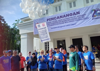 Wabup Merlan S. Uloli didampingi Sekda Ishak Ntoma, Forkopimda, Pimpinan OPD dan Instansi Vertikal saat mencanangkan HAY, Hari Patriotik 23 Januari, dan HUT Bone Bolango ke 20 Tahun di Halaman Kantor Bupati, Jumat (6/1/2023). (Foto Indra/Gopos))