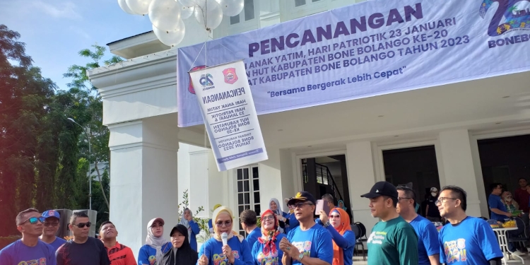Wabup Merlan S. Uloli didampingi Sekda Ishak Ntoma, Forkopimda, Pimpinan OPD dan Instansi Vertikal saat mencanangkan HAY, Hari Patriotik 23 Januari, dan HUT Bone Bolango ke 20 Tahun di Halaman Kantor Bupati, Jumat (6/1/2023). (Foto Indra/Gopos))