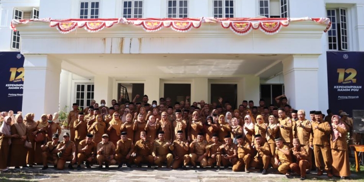 Wakil Bupati Merlan S. Uloli saat memimpin apel kerja perdana tahun 2023 di Lingkungan Pemerintah Kabupaten yang diikuti oleh seluruh Pimpinan OPD, para Camat, ASN, Kepala Sekolah dan Kepala Desa, di halaman Kantor Bupati, Senin (2/1/2023). (Foto AKP/Diskominfo)