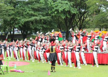 Marching Band SMP Negeri 1 Molibagu, Kabupaten Bolaang Mongondow Selatan yang baru saja menjadi juara umum pada Center Point Marching dan Drumband Competition saat menampilkan atraksi di Peringatan HUT ke- 20 Tahun Bone Bolango, di Halaman Kantor Bupati, Jumat (27/1/2023). (Foto Yudi/Sespri Wabup)