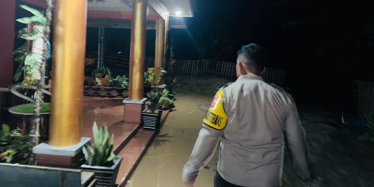 Banjir melanda wilayah Kecamatan Paguat dan Kecamatan Dengilo, Kabupaten Pohuwato.