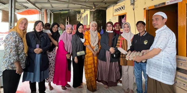 Bupati Gorontalo, Nelson Pomalingo saat menyerahkan bantuan berupa makanan siap saji untuk masyarakat terdampak banjir di Manado. (Foto: Humas)