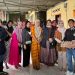 Bupati Gorontalo, Nelson Pomalingo saat menyerahkan bantuan berupa makanan siap saji untuk masyarakat terdampak banjir di Manado. (Foto: Humas)