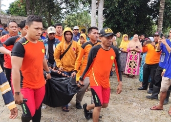 Tim SAR Gabungan mengevakuasi jasad korban yang terseret arus sungai Desa Padengo, Kecamatan Dengilo, Kabupaten Pohuwato, Senin (9/1/2023)
