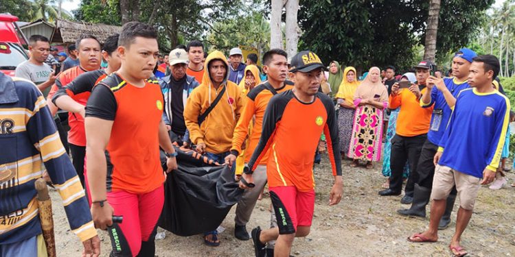 Tim SAR Gabungan mengevakuasi jasad korban yang terseret arus sungai Desa Padengo, Kecamatan Dengilo, Kabupaten Pohuwato, Senin (9/1/2023)