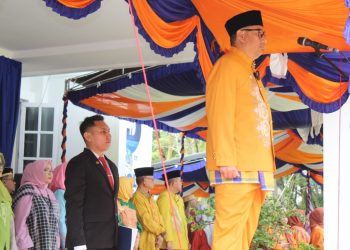 Bupati Hamim Pou saat menjadi Inspektur Upacara HUT ke-20 Kabupaten Bone Bolango di Halaman Kantor Bupati, Jumat (27/1/2023). (Foto Yudi/Sespri Wabup)