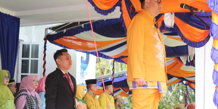 Bupati Hamim Pou saat menjadi Inspektur Upacara HUT ke-20 Kabupaten Bone Bolango di Halaman Kantor Bupati, Jumat (27/1/2023). (Foto Yudi/Sespri Wabup)