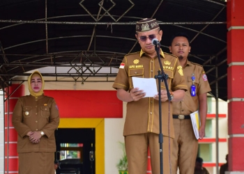 Bupati Pohuwato, Saipul Mbuinga, Memimpin Apel Perdana Awal Tahun 2023, Didampingi Wakil Bupati Pohuwato, Suharsi Igirisa, di halaman kantor Bupati, Selasa 03/01/2023 (Yusuf/Gopos)