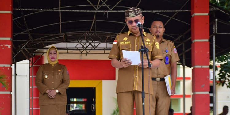 Bupati Pohuwato, Saipul Mbuinga, Memimpin Apel Perdana Awal Tahun 2023, Didampingi Wakil Bupati Pohuwato, Suharsi Igirisa, di halaman kantor Bupati, Selasa 03/01/2023 (Yusuf/Gopos)