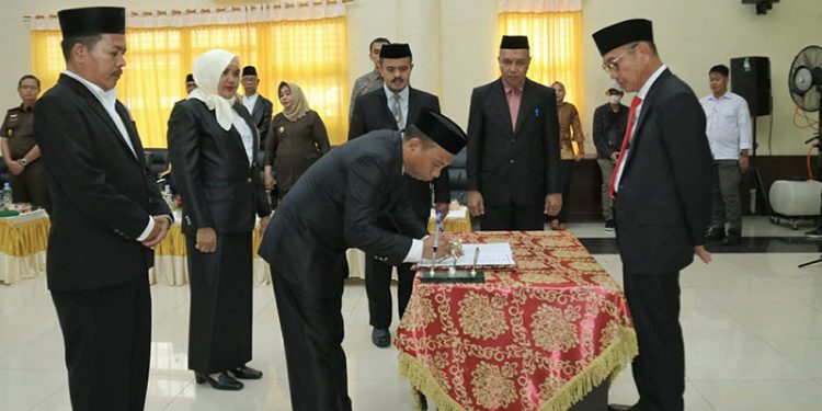 Bupati Pohuwato, Saipul Mbuinga, melantik 177 pejabat Administrasi dan Fungsional di lingkungan Pemkab Pohuwato